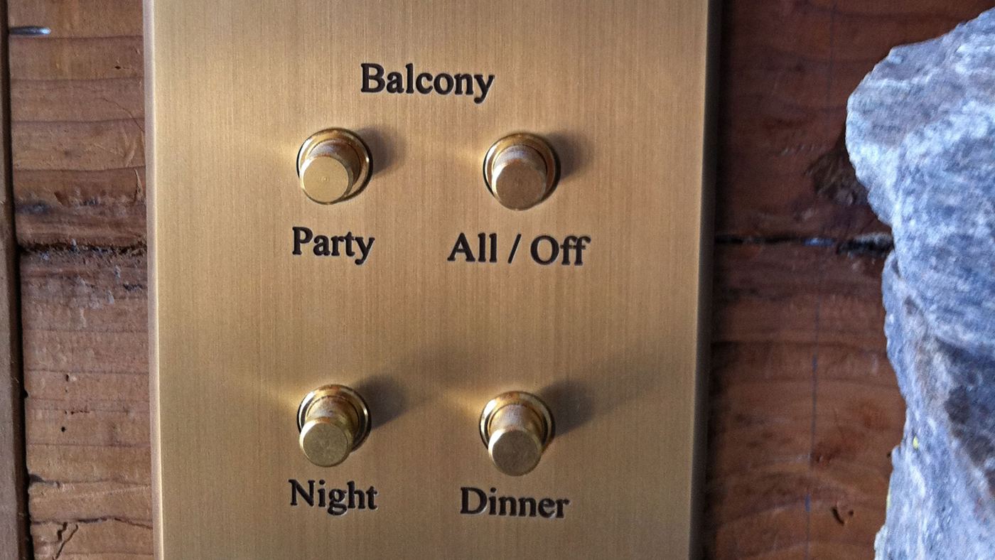 Clavier de commande en laiton brossé avec touches Party, All Off, Night et Dinner, posé sur bois ancien