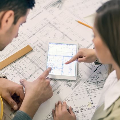 Étude de plans sur tablette avec un client
