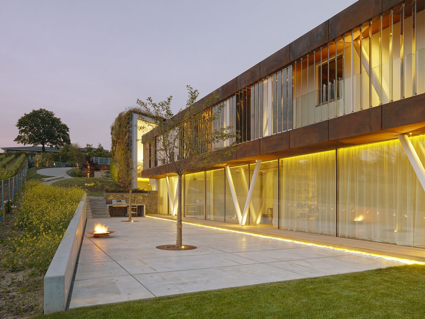Villa Jewel Box au crépuscule, terrasse et façade éclairées